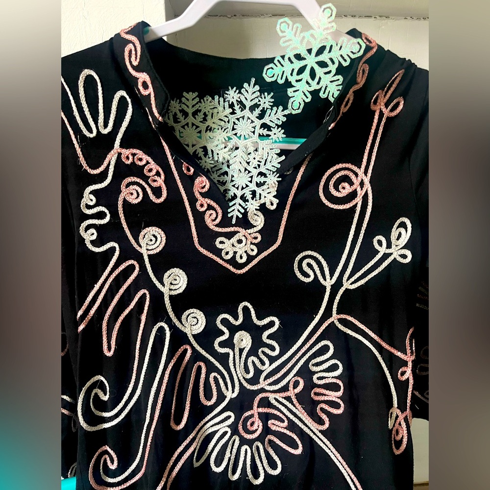 Lauren Michelle Ribbon Embroidered V Neck Blouse sz L classic dressy